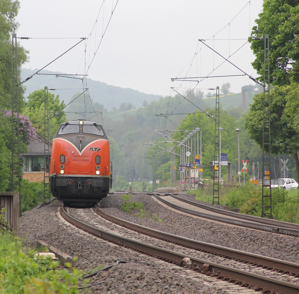 Am 19.05.2013 dieselte es auf der KBS 613: RTS 221 134 kam mit ein paar Baufahrzeugen in Richtung Norden durch Wehretal-Reichensachsen. Hier der Frontschuss.