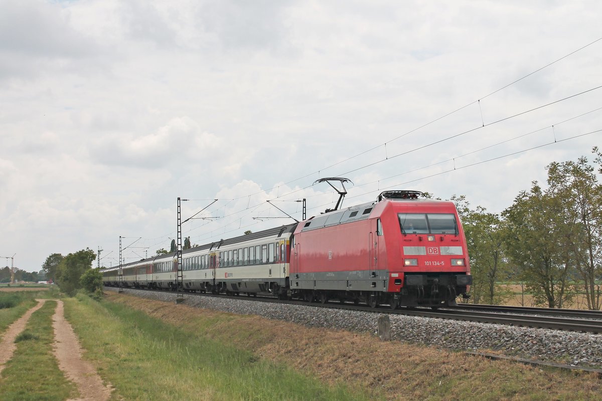 Am 19.05.2019 bespannte die 101 134-5 den EC 6 (Interlaken Ost - Berlin Altona), den sie seit Basel SBB besppannte, und fuhr an der Ortschaft Hügelheim über die Rheintalbahn vorbei in Richtung Freiburg (Breisgau).