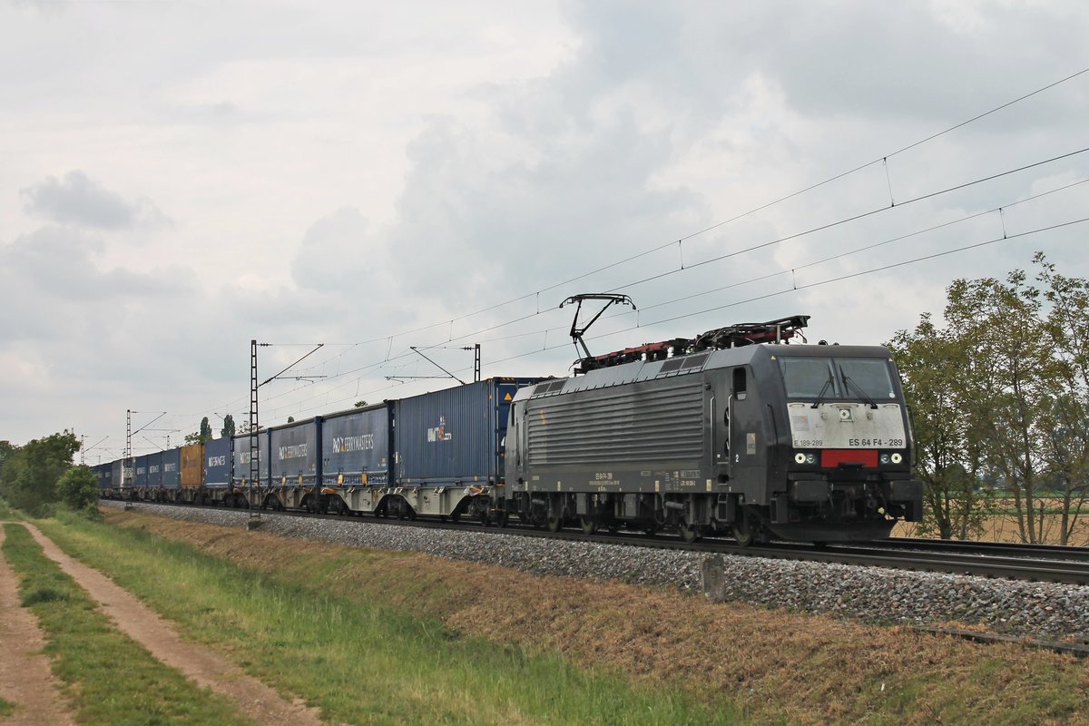 Am 19.05.2019 bespannte MRCE/SBBCI ES 64 F4-289 (189 289-2) einen  P&O -Containerzug nach Rotterdam, als sie am Mittag bei Hügelheim über die Rheintalbahn in Richtung Freiburg (Breisgau) fuhr.