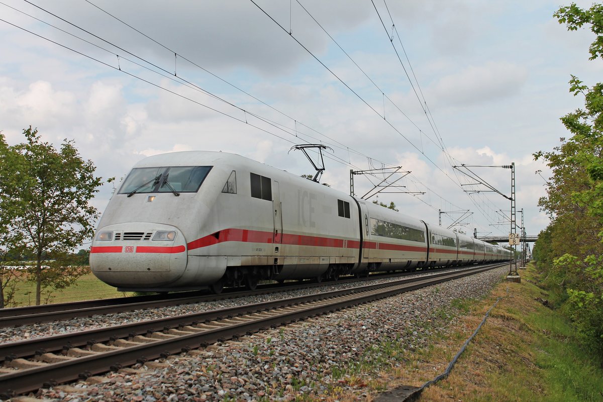 Am 19.05.2019 fuhr 401 052-6  Hanau  als ICE 279 (Berlin Ostbahnhof - Basel SBB) bei Hügelheim über die Rheintalbahn durchs Markgräflerland in Richtung Schweiz.