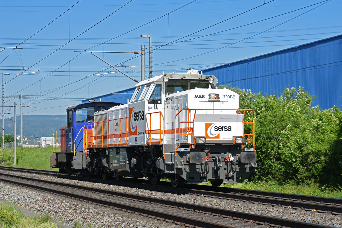 Am 19.05.2020 schleppt die Am 843 153-8 von SERSA den Tm 232 122-2 Richtung Bahnhof Itingen.