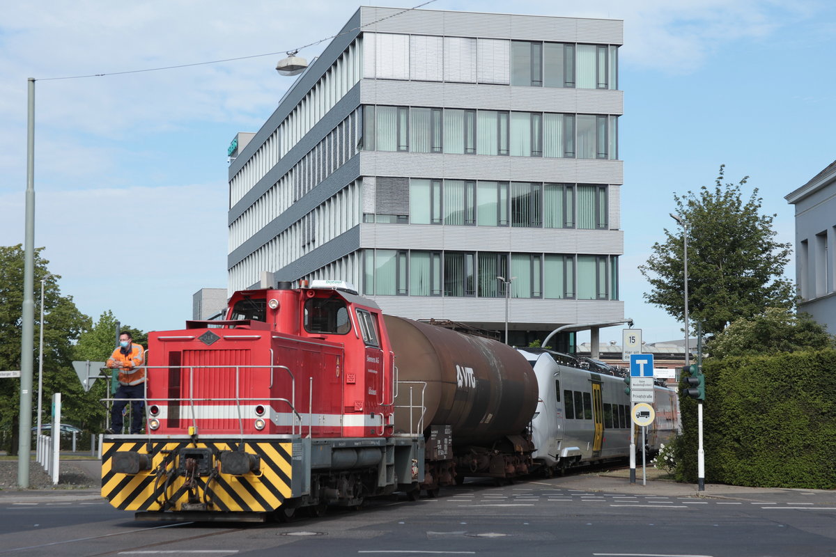 Am 19.05.2020 zog die Werkslok Werner von der Siemens AG in Krefeld den 463 303 von Transregio komplett frisch aus dem Werk.