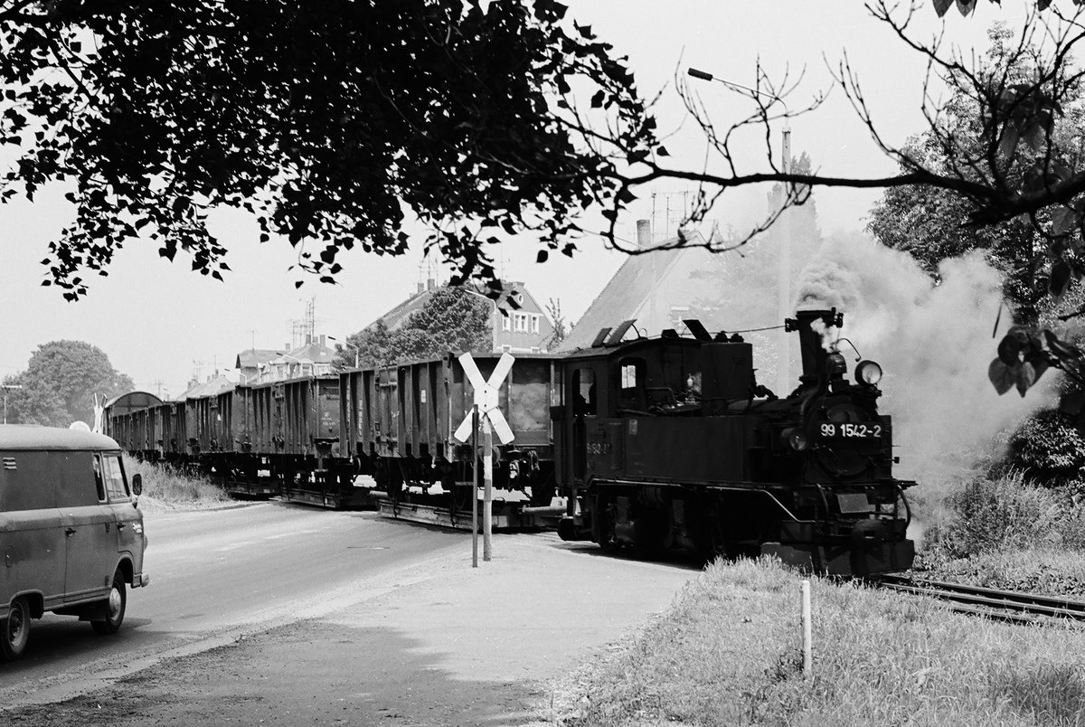 Am 19.06.1984 habe ich in Oschatz in der Bahnhofstraße diesen, damals noch regelmäßig verkehrenden, Rollwagenzug mit der in Mügeln beheimateten IVK 542 fotografieren können.