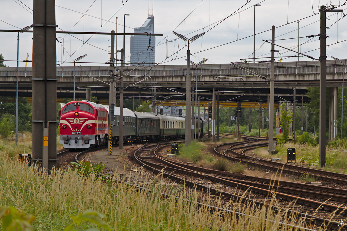 Am 19.06.2019 ist die M61.017 mit einem Sonderzug zur Sonnwendfeier in der Wachau unterwegs. Hier zu sehen ist der Zug bei Wien Brigittenau Süd.