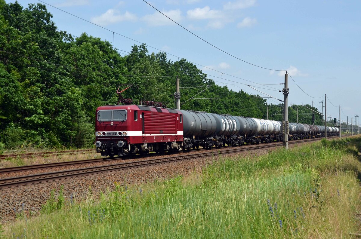 Am 19.06.21 brachte 243 650 der Delta Rail einen Kesselwagenzug von Frankfurt(O) nach Bitterfeld. Kurz vor seinem Ziel durchfährt der Zug Burgkemnitz.