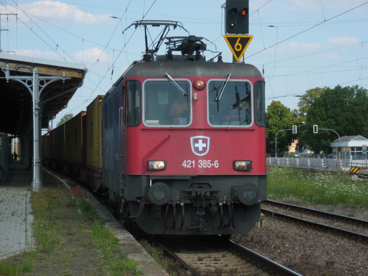 Am 19.07.2014 kam 421 385 mit einem Containerzug aus Richtung Magdeburg nach Stendal und fuhr weiter in Richtung Salzwedel.