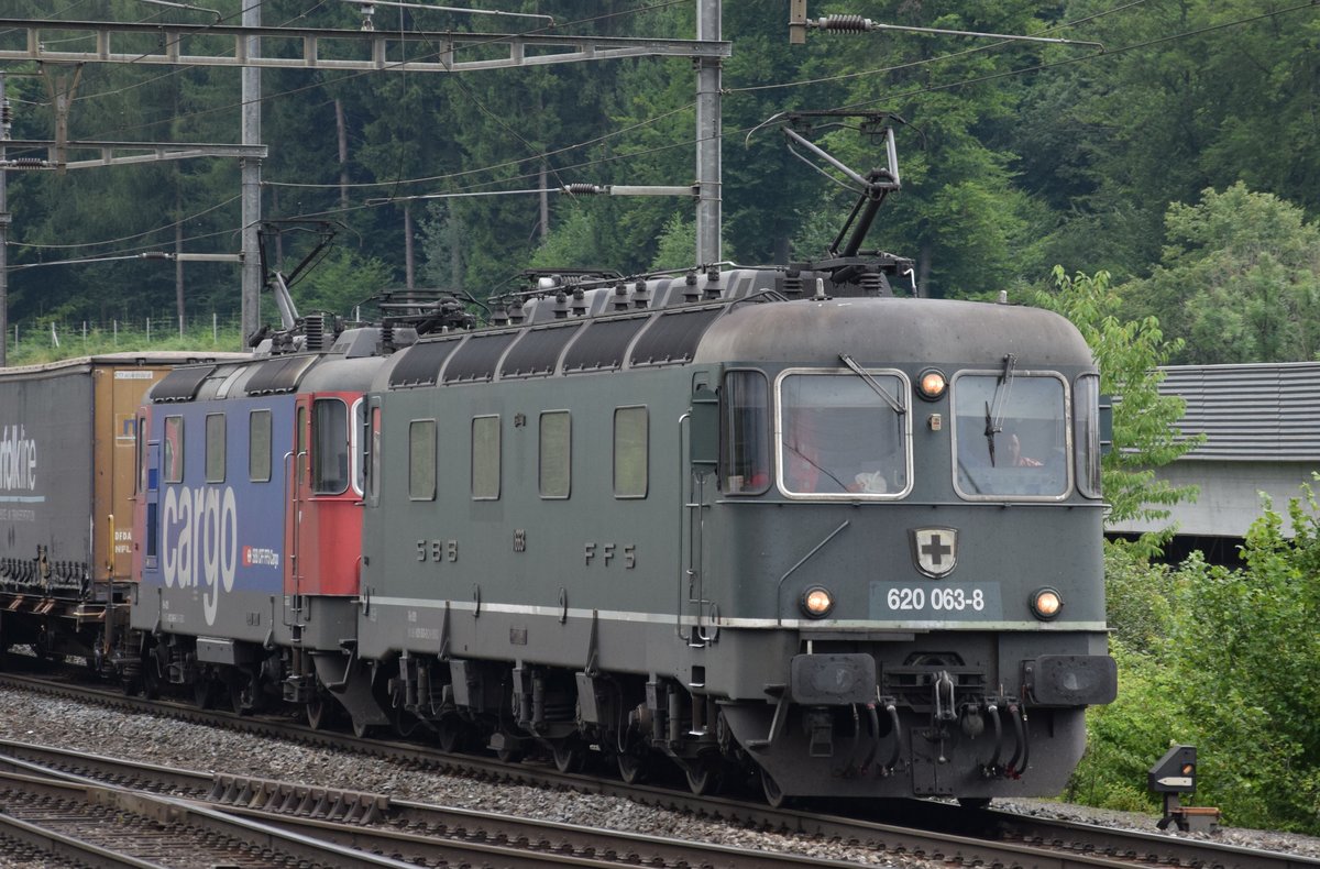Am 19.07.2017 zieht die letzte grüne Re 6/6 11663 Eglisau zusammen mit Re 420 11346 Ihren Güterzug durch Othmarsingen in Richtung Basel.