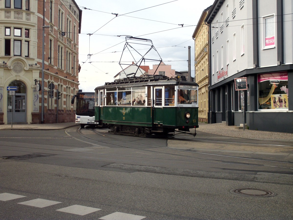 Am 19.08.14 war der Wismaer Triebwagen NR 23 auf Sonderfahrt in Nordhausen unterwegs. Hier fotografierte ich ihm am Nordhäuser Bahnhofsplatz