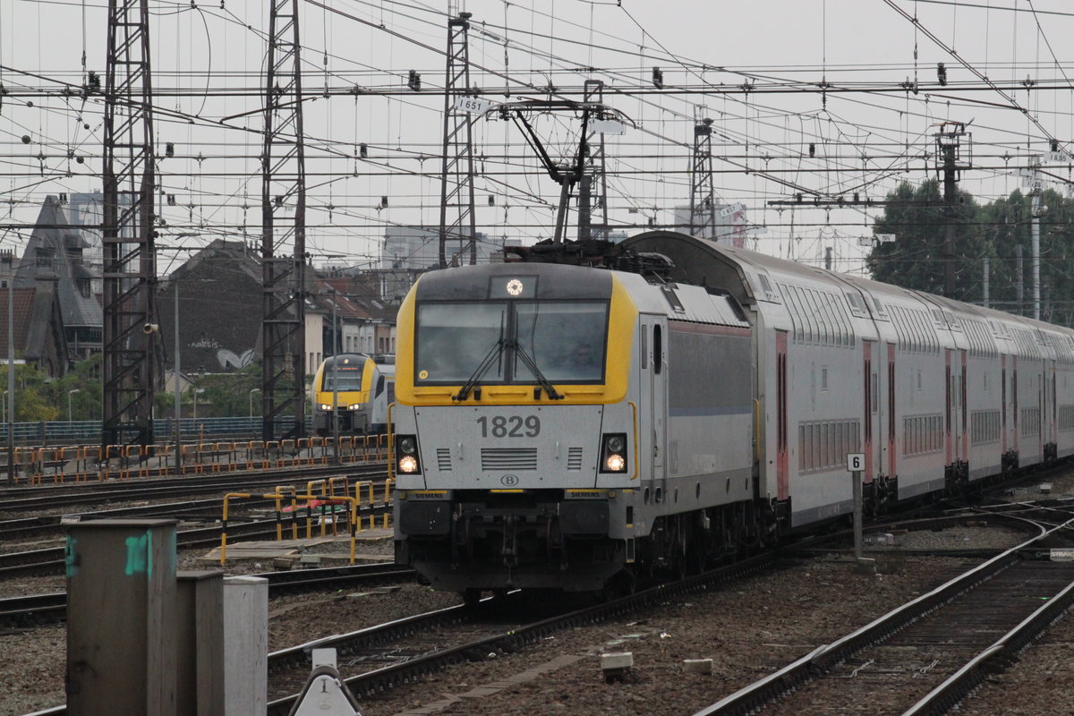 Am 19.08.2016 erreicht ein Siemens ES2007 der SNCB mit einem aus M6-Wagen gebildeten IC den Bahnhof Brüssel Midi.