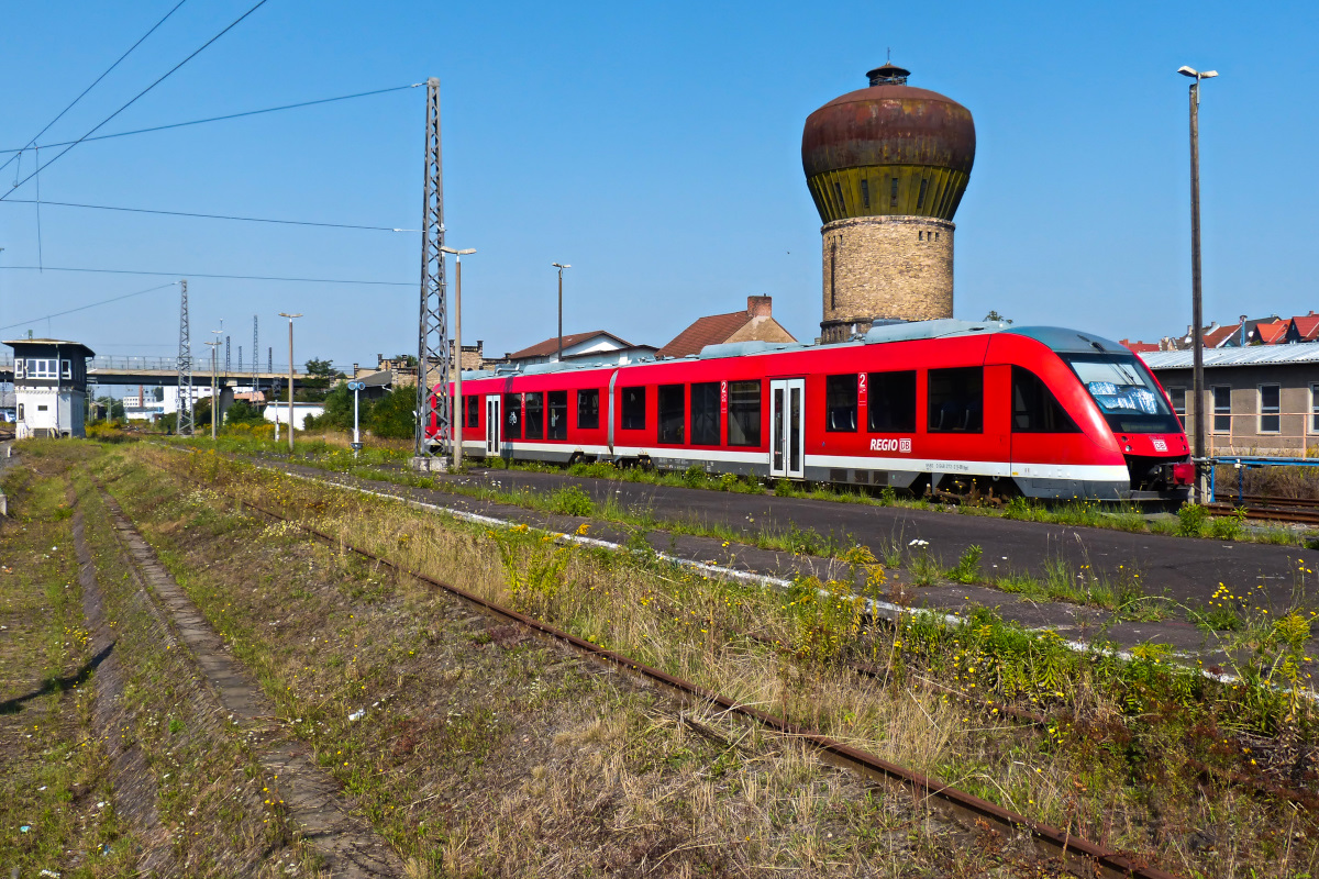 Am 19.08.2016 fotografierte ich den Lint 648 bei der Einfahrt in den Bahnhof Nordhausen. Der Zug endet am Gleis 5, Gleis 4 ist das ungenutzte davor. Aufgenommen von Gleis 1