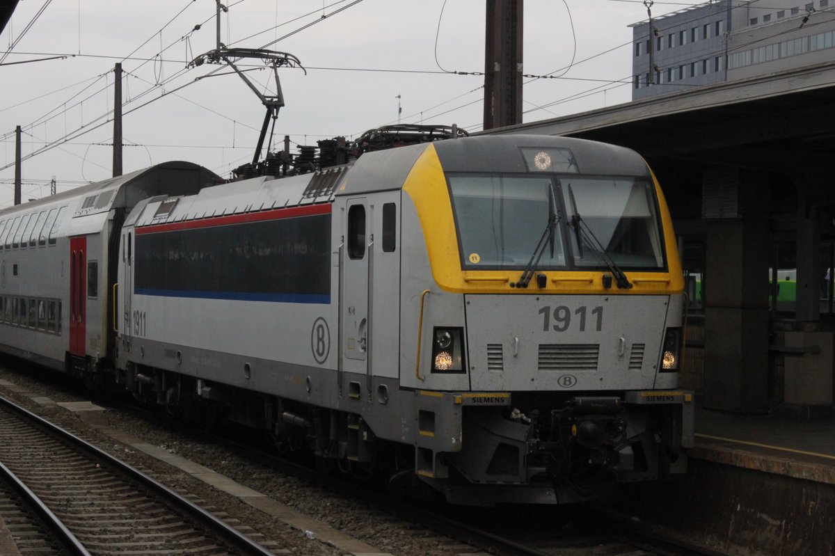 Am 19.08.2016 steht 1911 mit IC1506/1606 nach Genk im Bahnhof Brüssel Midi.