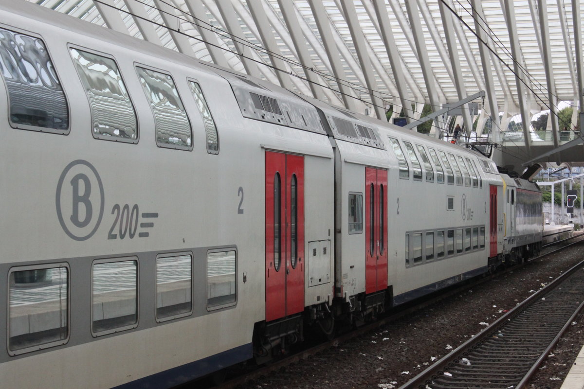 Am 19.08.2016 steht ein IC der belgischen Staatsbahn im Bahnhof von Lüttich.