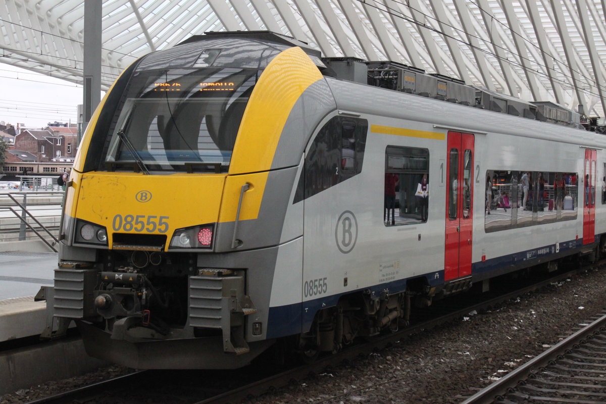 Am 19.08.2016 steht ein Siemens Desiro ML (AM08) im Hauptbahnhof Lüttich zur Abfahrt bereit.