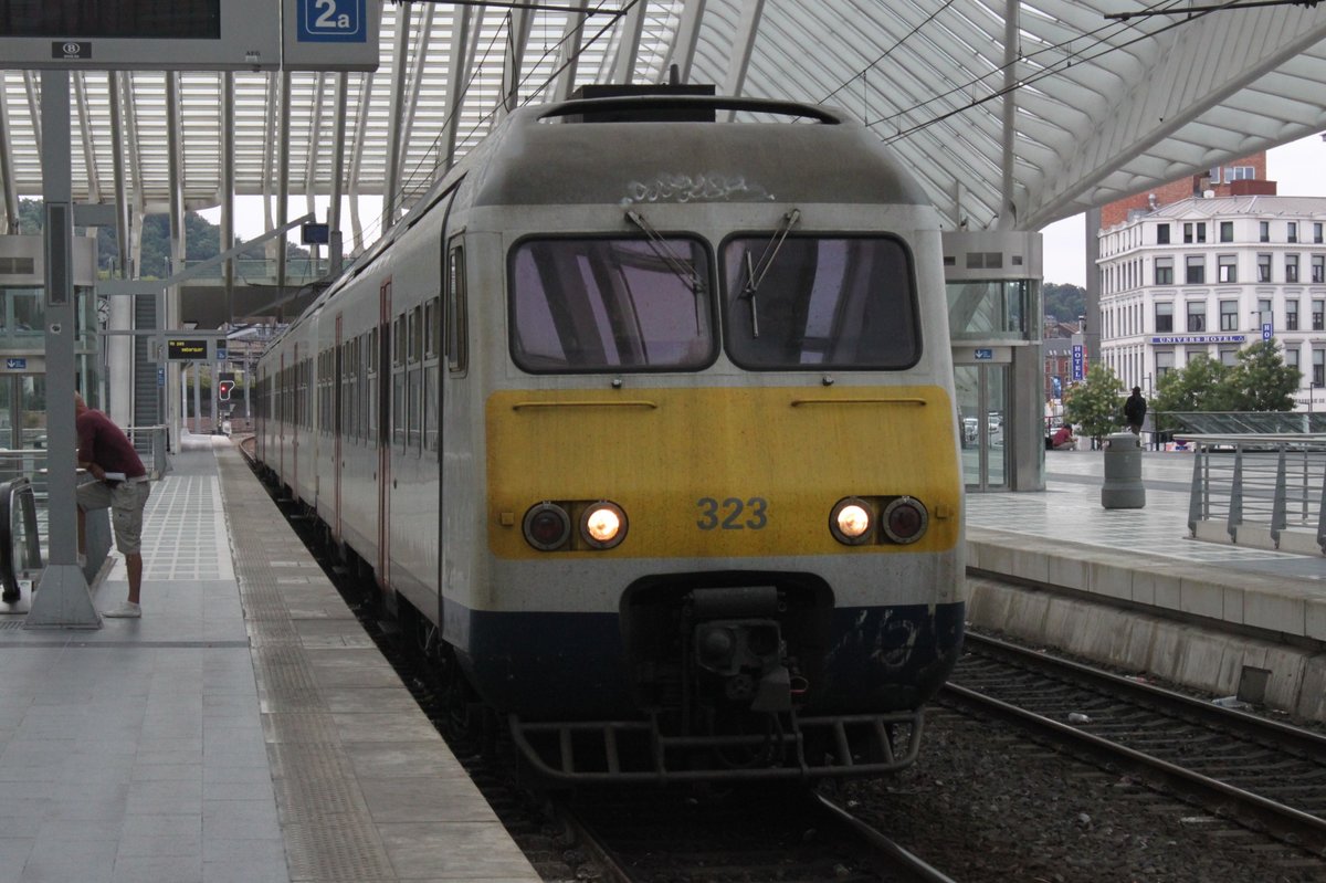 Am 19.08.2016 steht ein Triebzug der Reihe AM80 im Bahnhof von Lüttich.