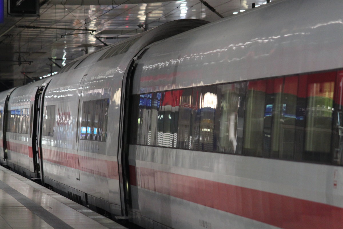 Am 19.08.2016 steht ICE672 nach Hamburg-Altona in Frankfurt am main Flughafen Fernbahnhof.