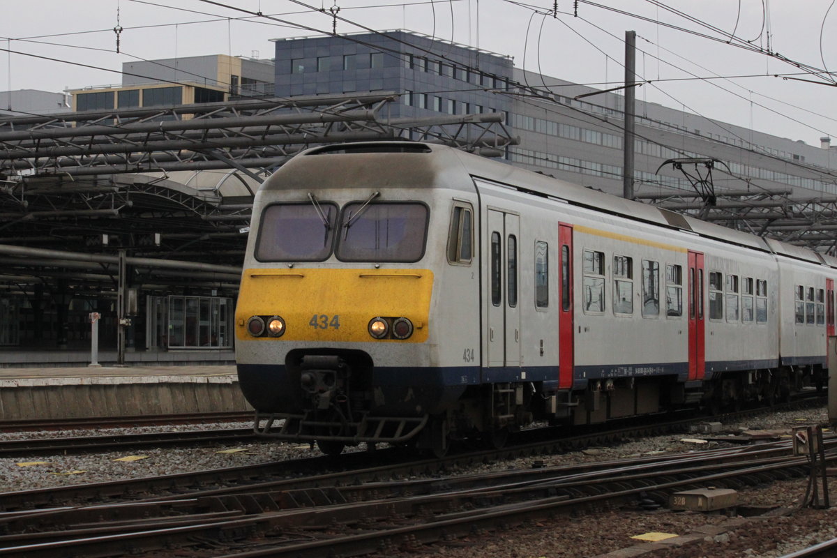 Am 19.08.2016 verlässt ein Triebzug der Reihe AM80 den bahnhof Brüssel Midi in Richtung Süden.