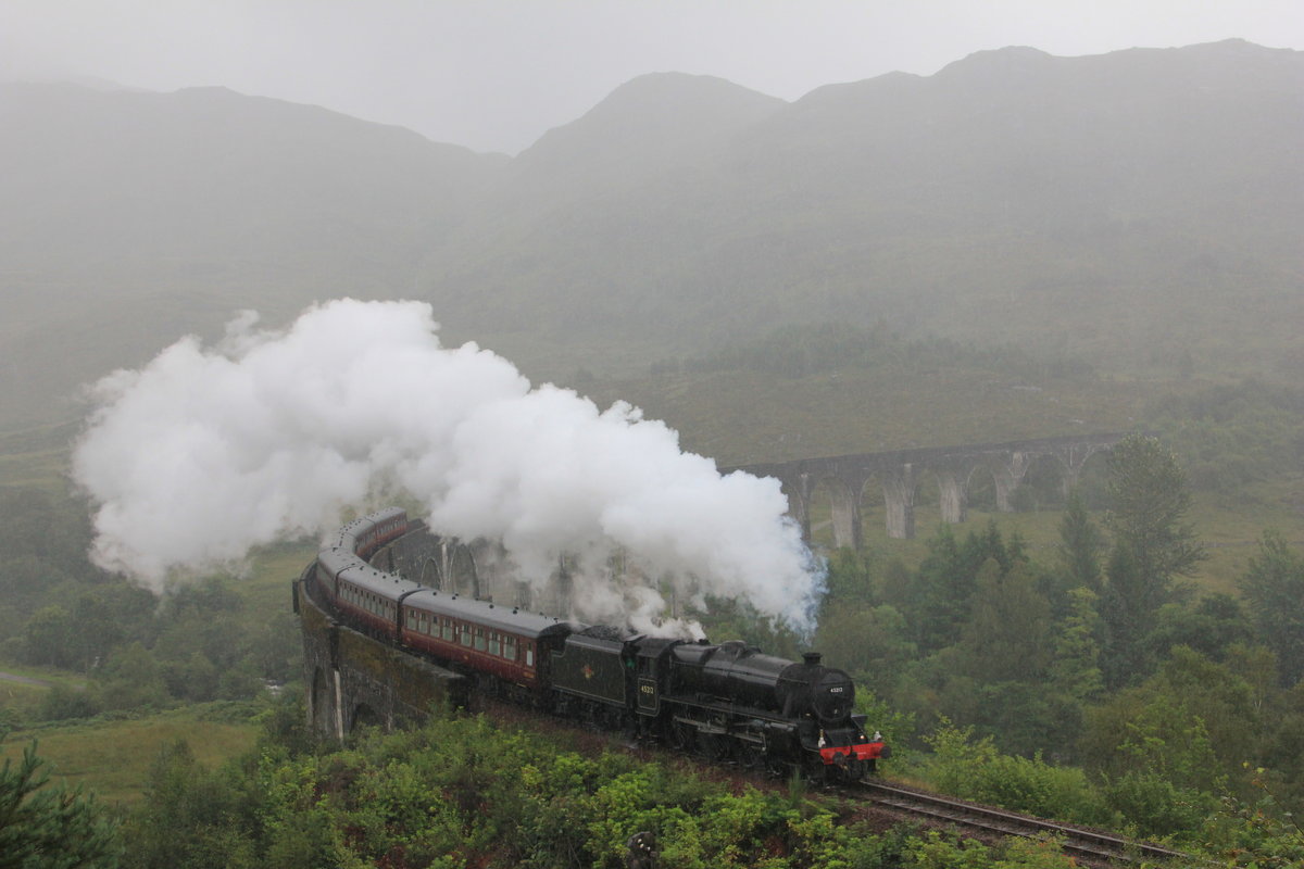Am 19.08.2019 passiert Lok 45 212 mit  The Jacobite  von Fort William nach Mallaig den aus  Harry Potter und die Kammer des Schreckens  bekannten Glenfinnan-Viadukt. 