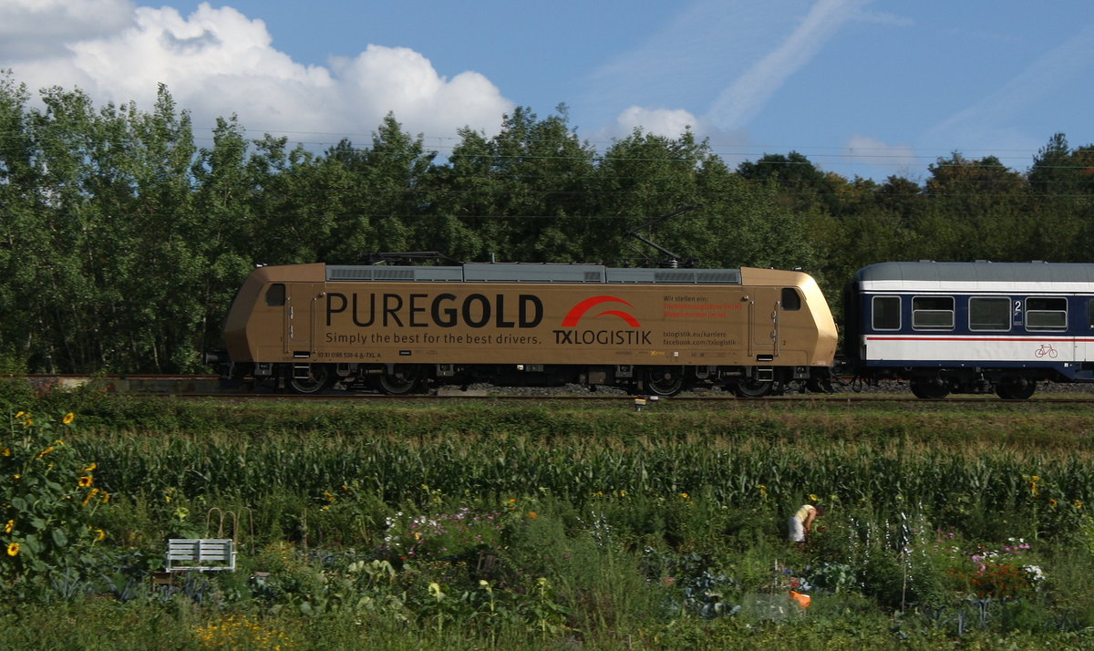 Am 19.08.2020 ging es für mich nach der Schule nach Wuppertal-Vohwinkel zum Bauernhof `An Den Linden´ wo ich die Ersatzlok 185 538`Pure Gold´ von TX Logistik für die 110 469 von TRI vor dem RB48-Ersatzzug sehr schön Seitlich in meine Galerie schießen konnte. 