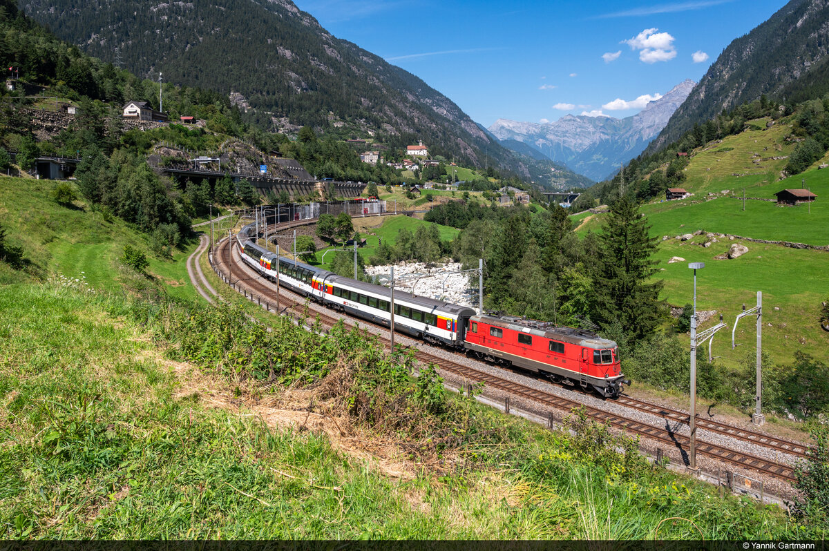 Am 19.08.2023 ist SBB Re 420 194 unterwegs als PE 3093 von Arth-Goldau nach Lugano und konnte hier bei Wassen aufgenommen werden