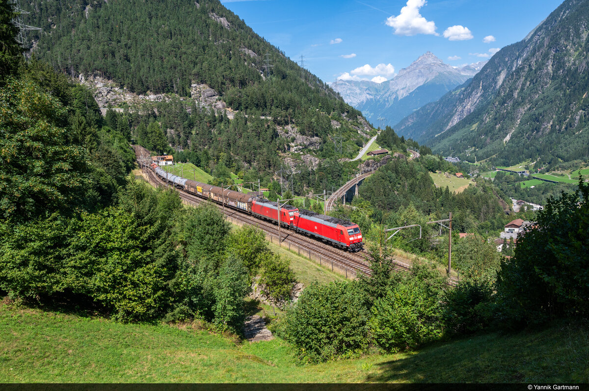 Am 19.08.2023 sind DB Cargo 185 123 und 185 117 unterwegs in Richtung Süden und konnten hier auf der oberen Wassen-Ebene am Gotthard aufgenommen werden