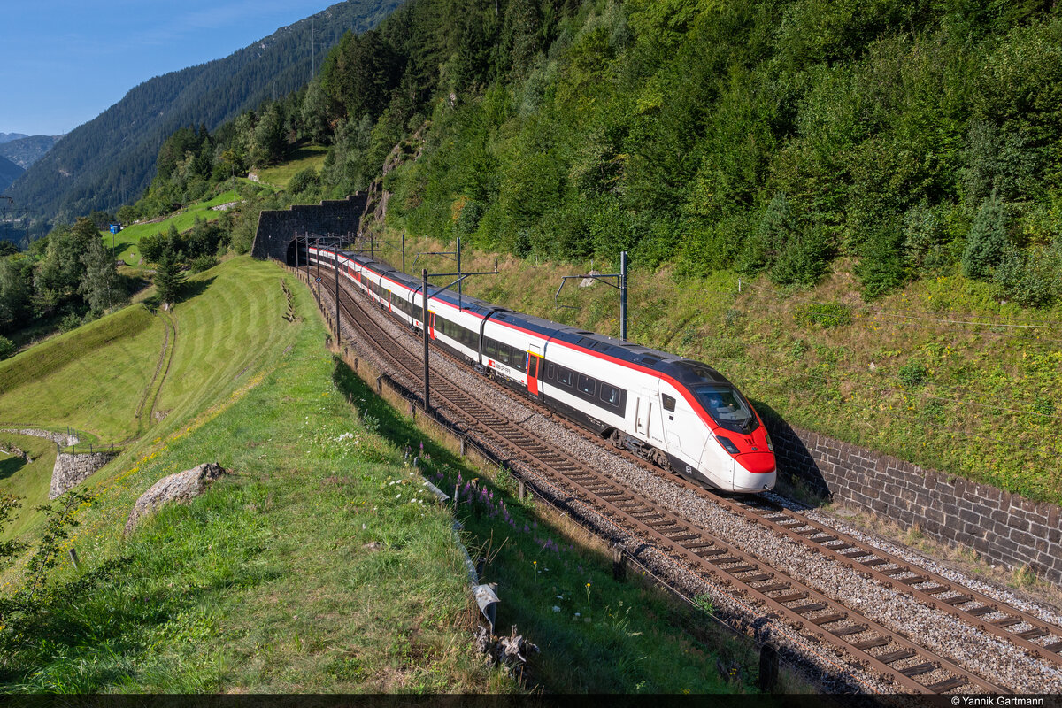 Am 19.08.2023 sind SBB RABe 501 017 und RABe 501 016 unterwegs in Richtung Norden und konnten hier auf der oberen Wassen-Ebene am Gotthard aufgenommen werden