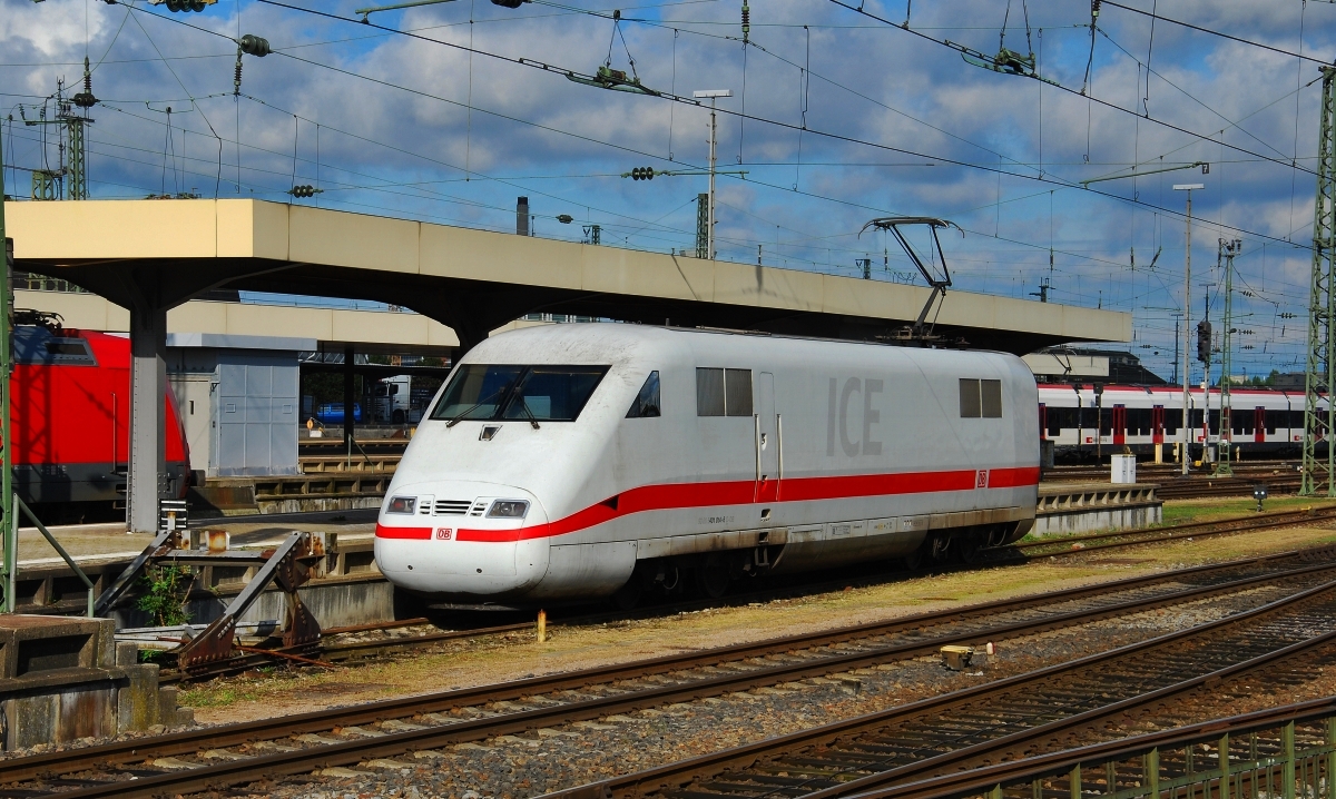 Am 19.09.2013 stand der Tk 401 014-6 als Solo auf einem Abstellgleis in Basle Bad Bf. Ein paar Tage zuvor hatte der Tk auf der Fahrt des ICE 377 eine Motorschaden und wurde spter dann einzelt nach Basel gefahren, damit man dort ein neuen Motor, mit hilfe eines Lkw-Krans einbauen kann. Der Rest des Zuges stand solang im Betreibsbahnhof in Karlsruhe.