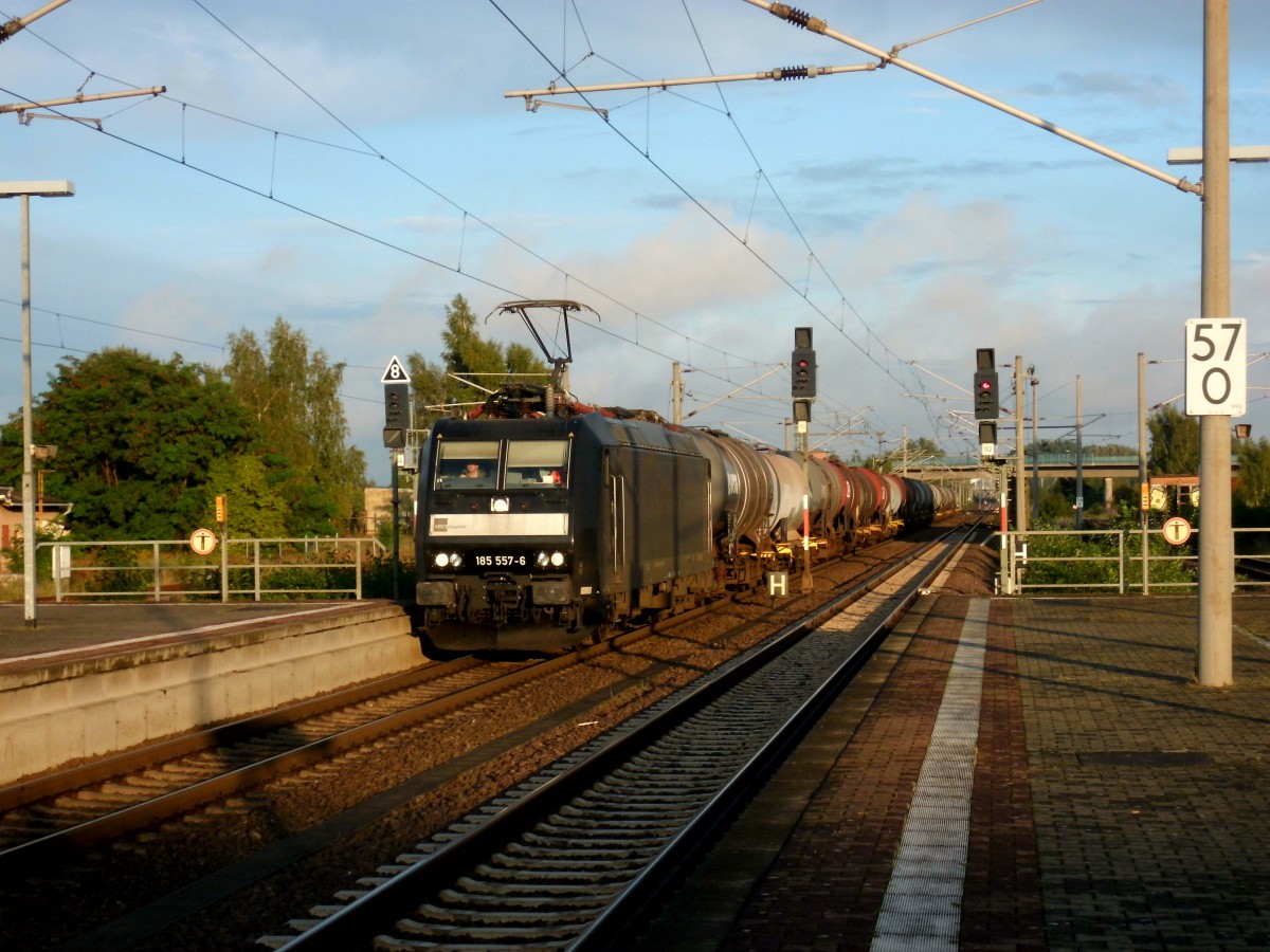 Am 19.09.2015 kam 185 557 mit ihrem Kesselzug aus Stendal nach Salzwedel und fuhr weiter in Richtung Uelzen.