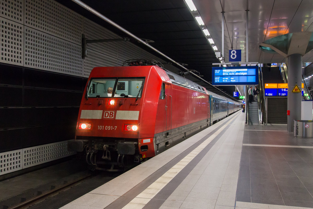 Am 19.09.2017 fuhr ich mit dem EN476  Metropol  von Budapest nach Berlin. Ein tolles Erlebnis im Schlafwagen durch die Nacht zu reisen. Hier ist der Zug mit 101 091-7 bei der Ankunft in Berlin zu sehen. 