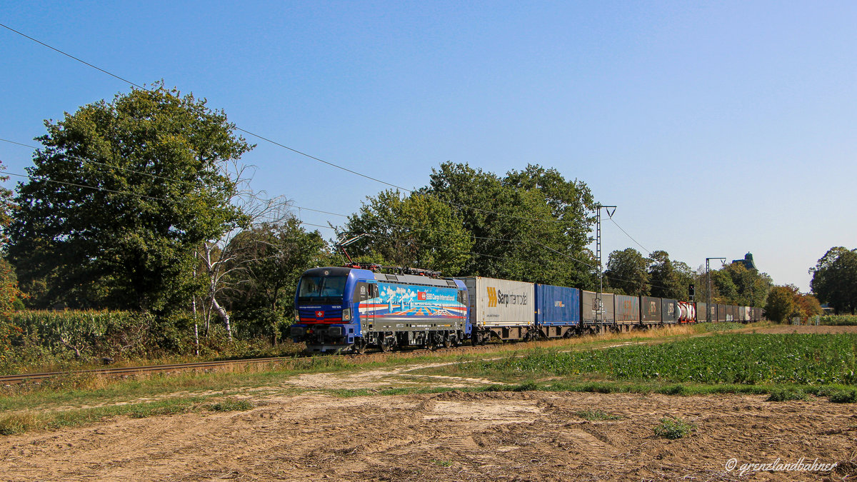 Am 19.09.2020 fuhr der Holland Piercer mal wieder Richtung Rotterdam. Mit Container und Tanktainern fuhr dieser Zug dann an diversen Fotografen in Dülken vorbei 😊

📍Dülken, 19.09.2020
