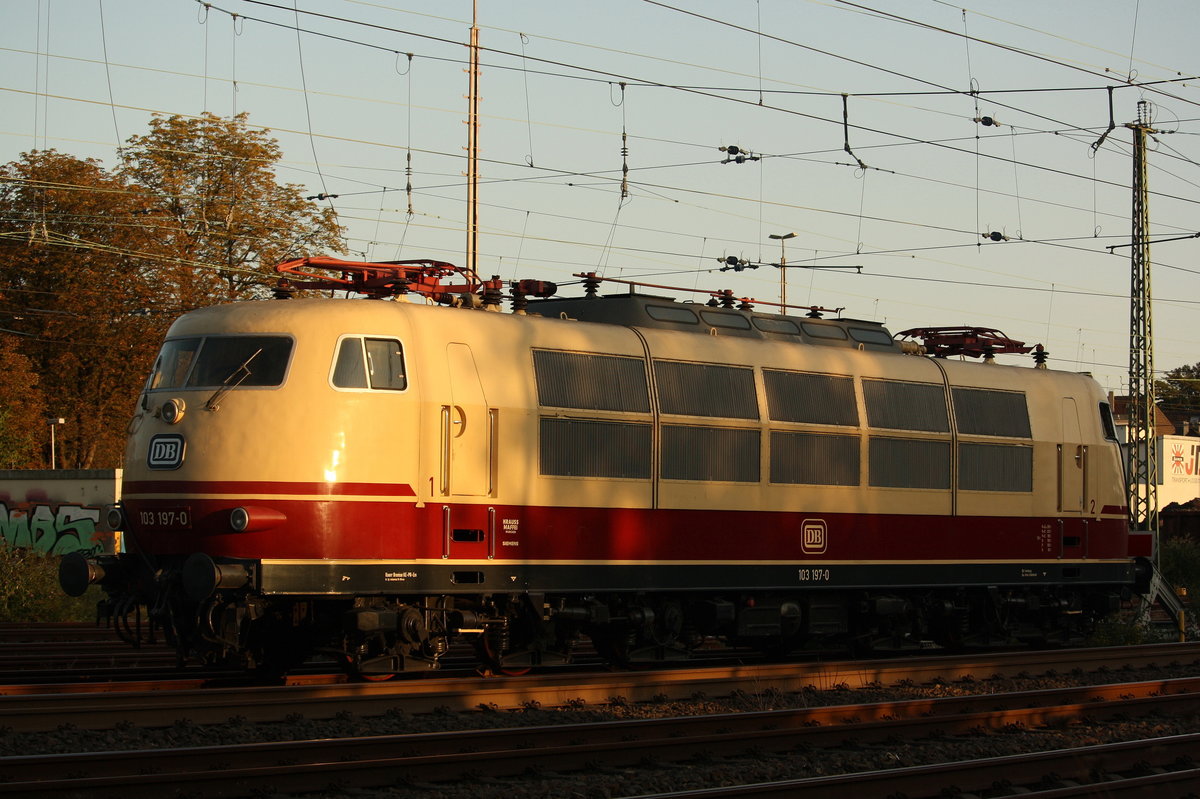 Am 19.09.2020 fuhr ich Nachmittags zum Solinger Hauptbahnhof um die am 18.09.2020 um 22.00 Uhr entgleiste 103 197 zu fotografieren, in der Nacht vom 18.09. auf den 19.09. wurde die Lok im Hauptgleis 1 aufgegleist und nach Gleis 4 rangiert und dort abgestllt. Das  Überführungsunternehmen  SVG fuhr Nachts den Notfalltechnik Wagen holen und brachte in morgens gegen 09.00 Uhr wieder weg und machte sich dann gegen 13.00 Uhr auf den Heimweg und ließ die 103 197 in Solingen zurück.  