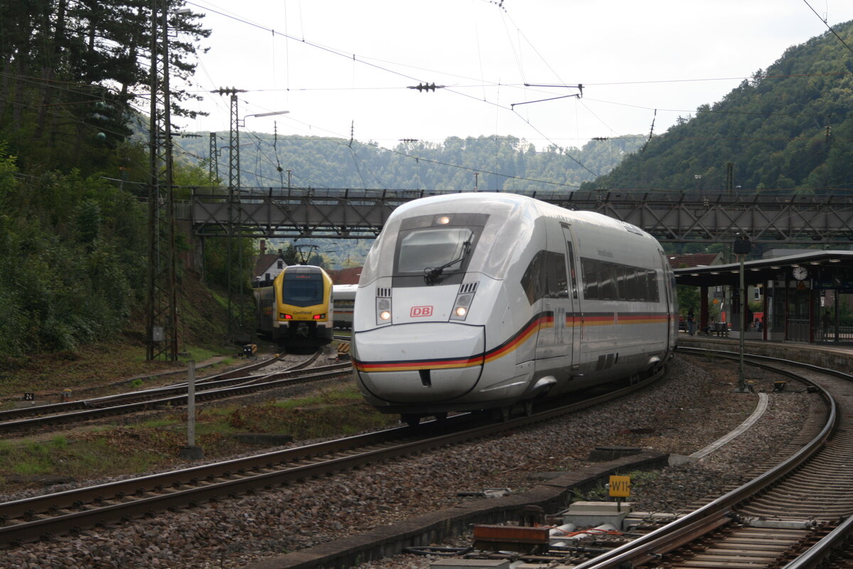 Am 19.09.2021 fuhr mir in Geislingen an der Steige der längste ICE Deutschlands in Richtung Stuttgart vor die Linse. Er hat 12 Wagen und wurde zum 30 jährigen Bestehen der DB AG beschafft. Dazu trägt er noch den Taufnahmen  Bundesrepublik Deutschland  und sein roter Kontraststreifen wurde gegen die Deutschlandfahne getauscht.