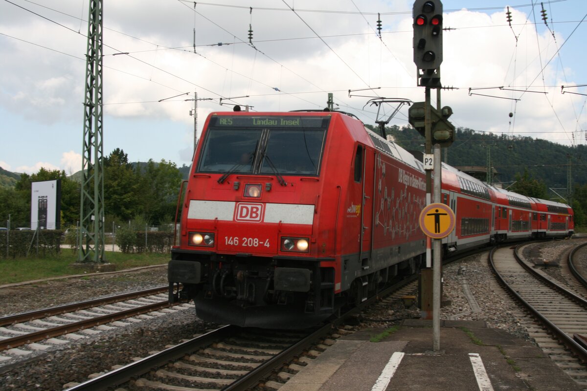 Am 19.09.2021 konnte ich diese TRAXX2-Lokomotive 146 208-4 von RAB Ulm am RE5 nach Lindau-Insel in Geislingen an der Steige fotografieren. An der Seite trägt sie Werbung für DB-Regio in Baden-Württemberg.