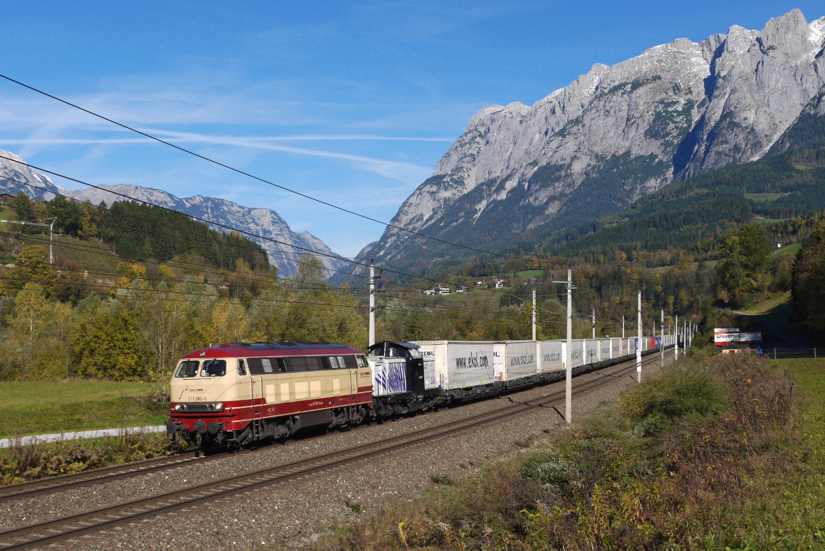 Am 19.10.13, dem ersten Umleitertag kamen die BTEX 217 002 und LM 212 249  Clrchen  sogar bis nach Bischofshofen. Am Haken hatten sie den LM-TEC 41853 ((Ludwigshafen BASF Ubf -) Mnchen Ost Rbf - Trieste CM), Ellmauthal zwischen Pfarrwerfen und Bischofshofen.