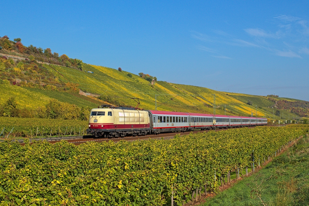 Am 19.10.2013 hatte die 103 235 die Aufgabe, den IC 119 nach Stuttgart zu befördern, vorbei an den Weinbergen von Nierstein