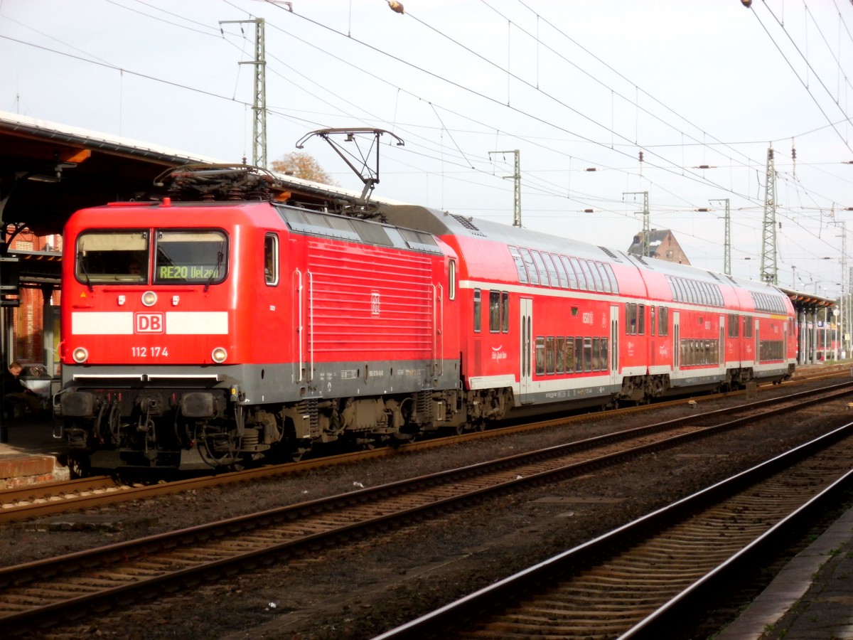 Am 19.10.2013 kam die 112 174 mit dem RE 20 aus Halle/Saale nach Stendal und fuhr weiter nach Uelzen.