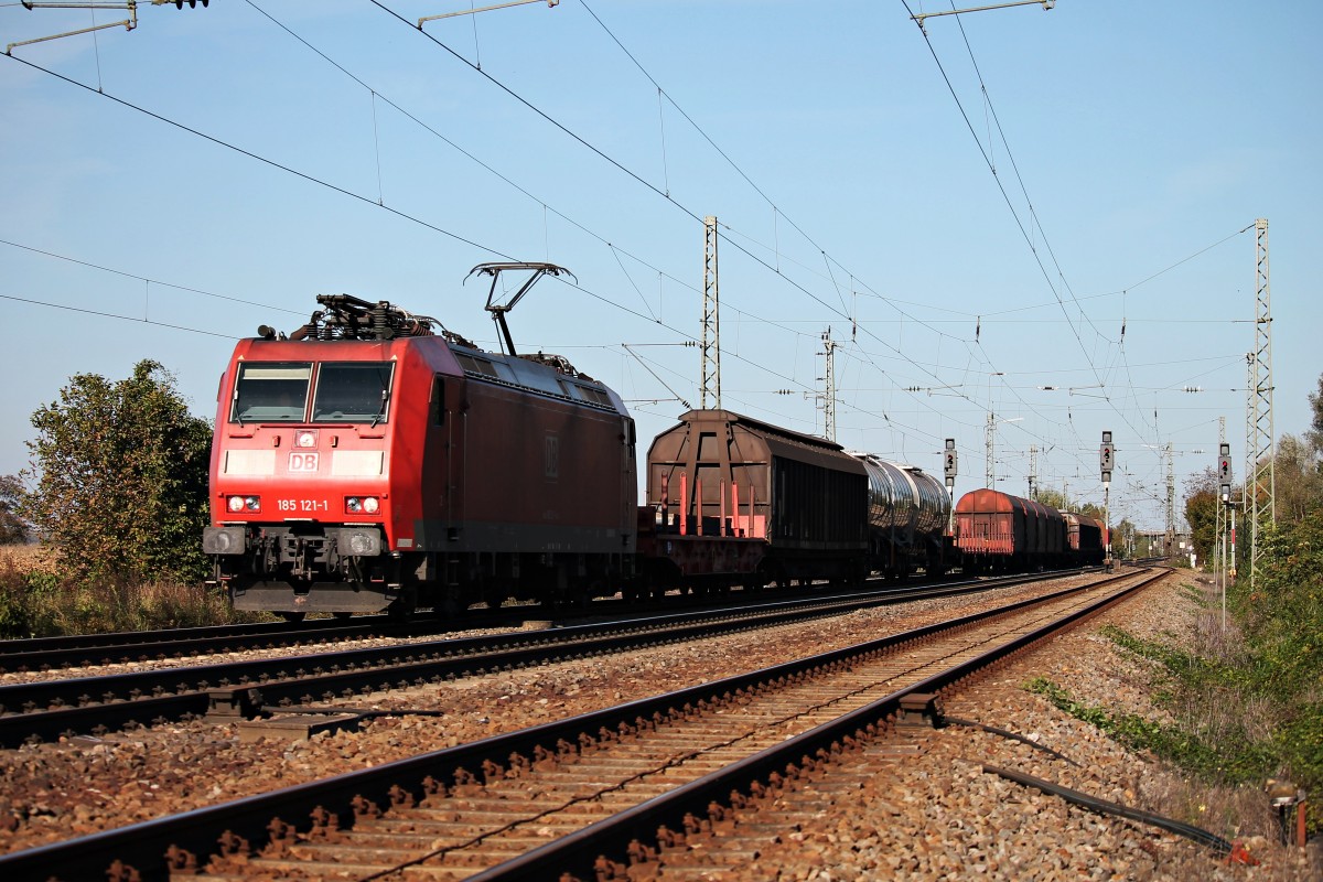 Am 19.10.2014 fuhr die Mannheimer 185 121-1 in der Abendsonne mit einem gemischten Güterzug durch Orschweier gen Süden.
