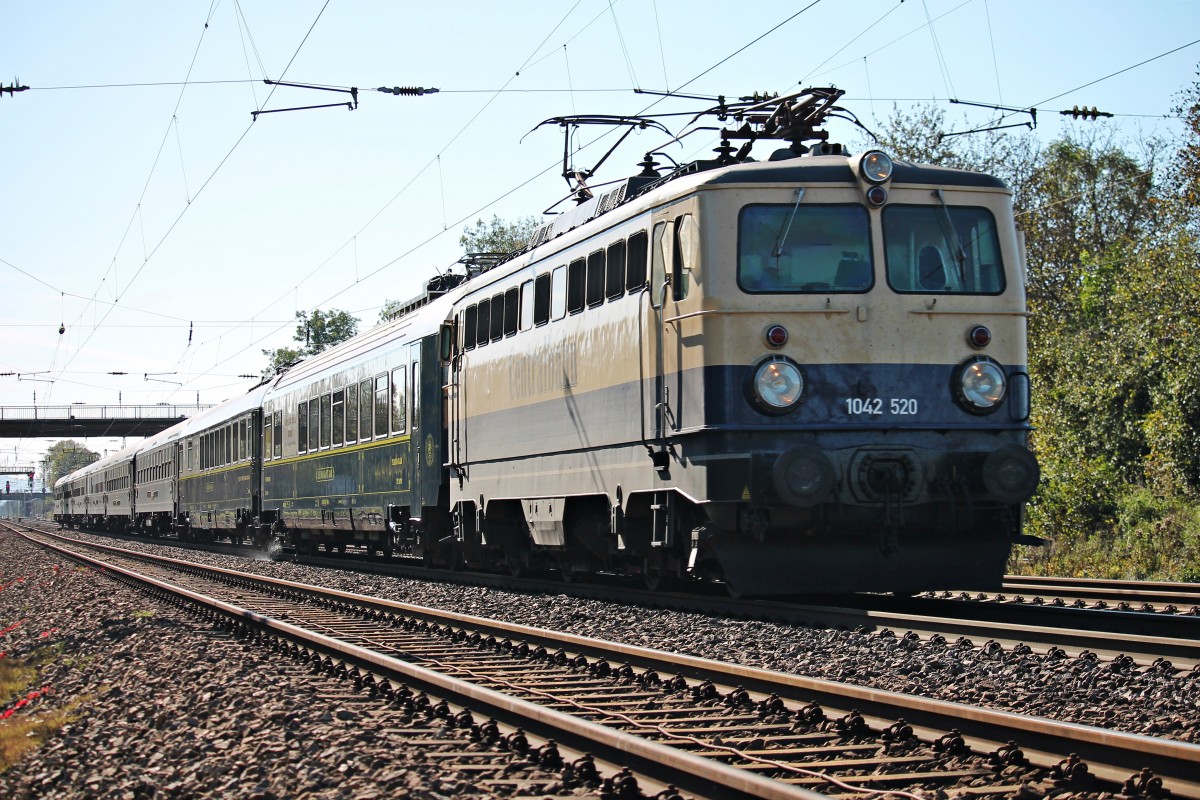 Am 19.10.2014 kam 1042 520 von der Centralbahn mit einem Sonderzug durch die Gleisanlagen von Orschweier und fuhr in Richtung Offenburg.