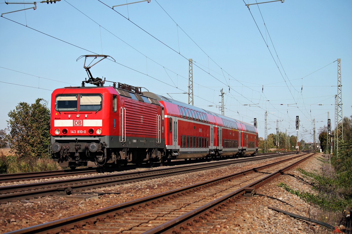 Am 19.10.2014 überführte die Freiburger 143 810-0  Schluchsee  eine dreiteilige Dostos-Garnitur von Offenburg nach Freiburg, als sie durch Orschweier fuhr.