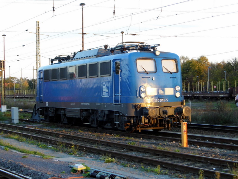 Am 19.10.2014 war die 140 041-5 von der Press in Stendal abgestellt . 
