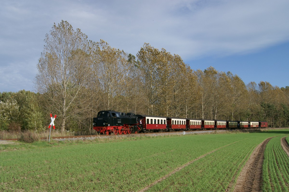 Am 19.10.2014 war 99 2322 mit einem Personenzug bei Heiligendamm auf dem Weg nach Kühlungsborn West.