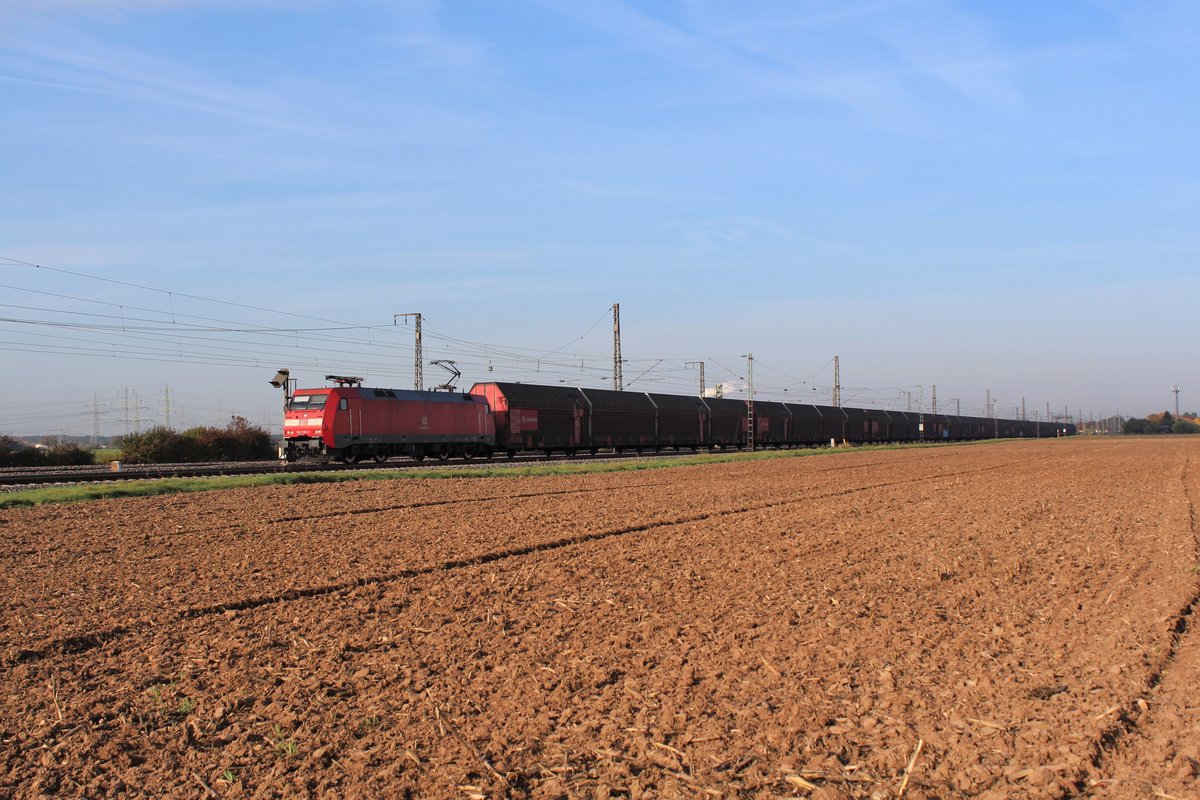 Am 19.10.2017 ist eine BR 152 mit einem geschlossenen Autotransportzug zwischen Mannheim und Heidelberg unterwegs.