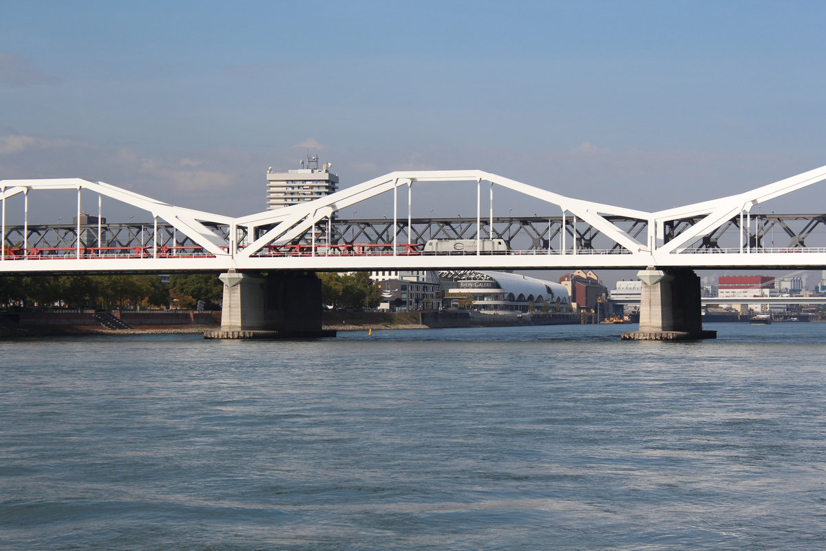 Am 19.10.2017 ist eine ECR 186 mit einem leeren Autozug auf den Rheinbrücken bei Ludwigshafen auf dem Weg nach Mannheim.