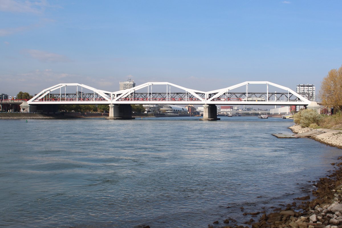 Am 19.10.2017 ist eine ECR 186 mit einem leeren Autozug auf den Rheinbrücken bei Ludwigshafen auf dem Weg nach Mannheim.