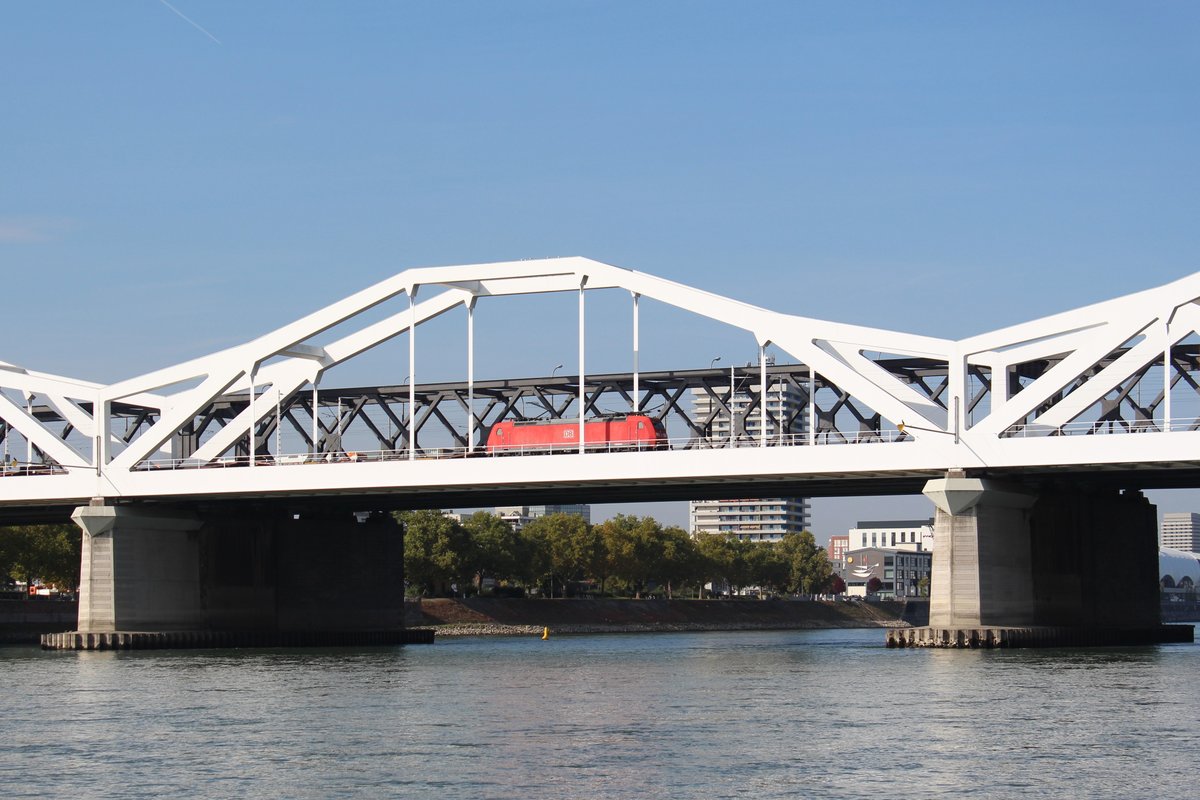 Am 19.10.2017 überquert eine 185er den Rhein bei Ludwigshafen in Richtung Mannheim.
