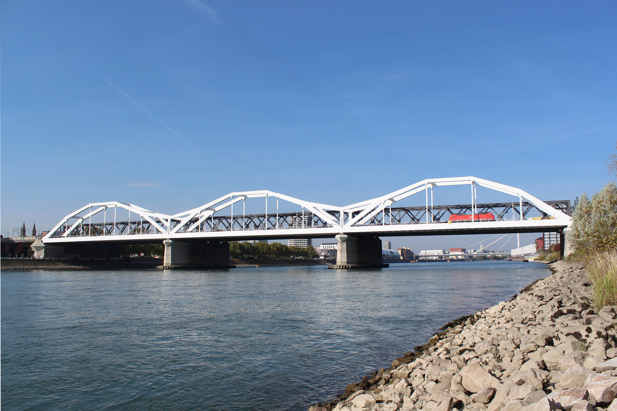 Am 19.10.2017 überquert eine 185er den Rhein bei Ludwigshafen in Richtung Mannheim.