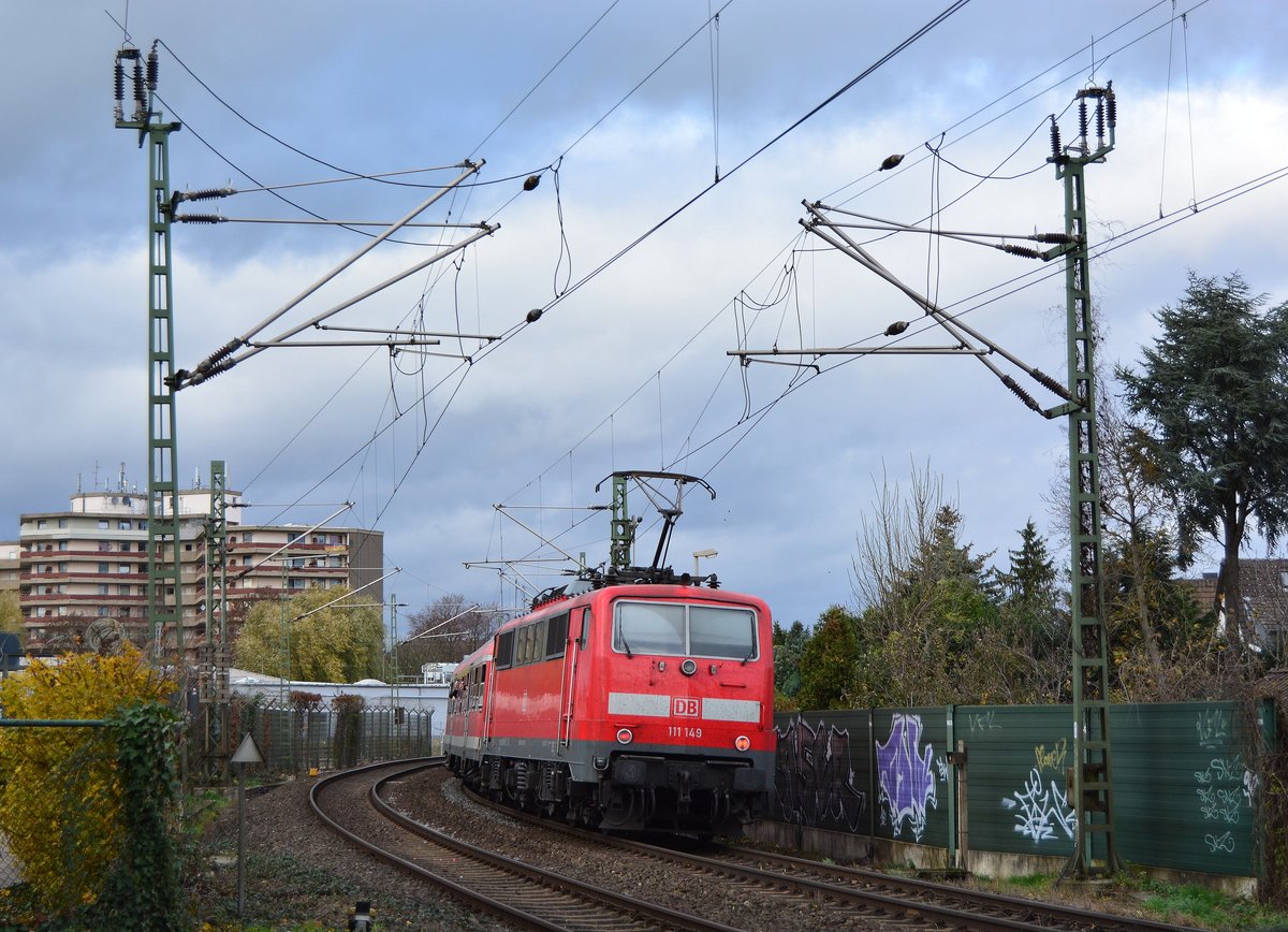 Am 19.11.16 war die wohl letzte Möglichkeit die n-Wagen auf der Strecke Köln - Mönchengladbach ein letztes mal bei Tageslicht zu fotografieren. Hier schiebt 111 149 den Fußballsonderzug RC 11591 Köln Hbf - Rheydt Hbf durch Grevenbroich. 

Grevenbroich 19.11.2016