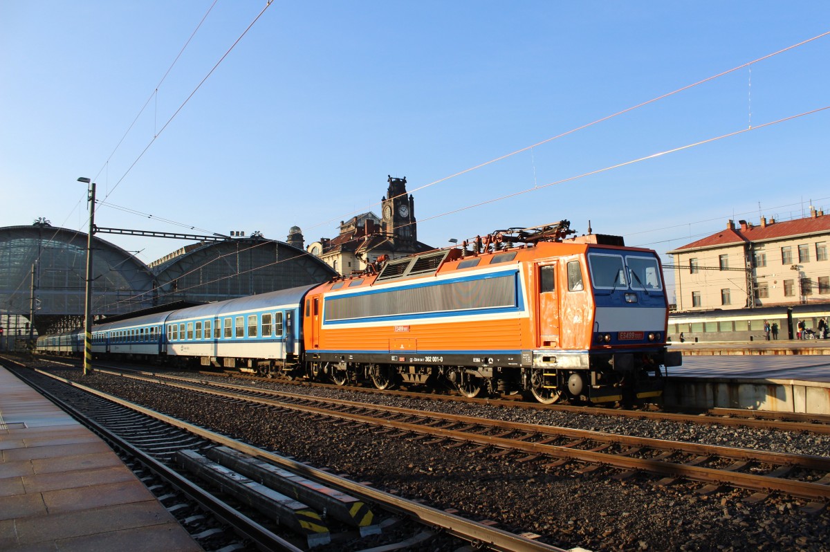 Am 19.12.15 hat es endlich geklappt. ES499 1001 (362 001-0) fährt pünktlich mit dem R 979 in Praha hl.n. nach Brno hl.n. ab.