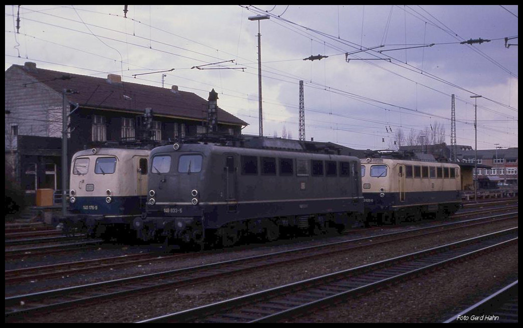 Am 19.12.1989 war Löhne noch ein intakter Güterbahnhof. Aus diesem Grund standen auch Loks der Reihe 140 bereit. Hier sehen wir von links 140176, 140833 und 140620.