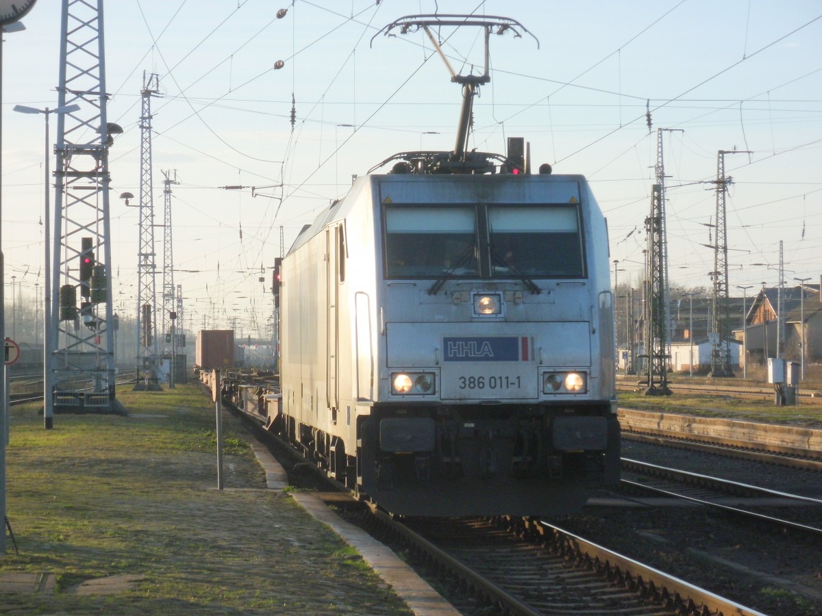 Am 19.12.2015 kam 386 011 mit einem Containerzug aus Richtung Salzwedel nach Stendal und fuhr weiter in Richtung Magdeburg.