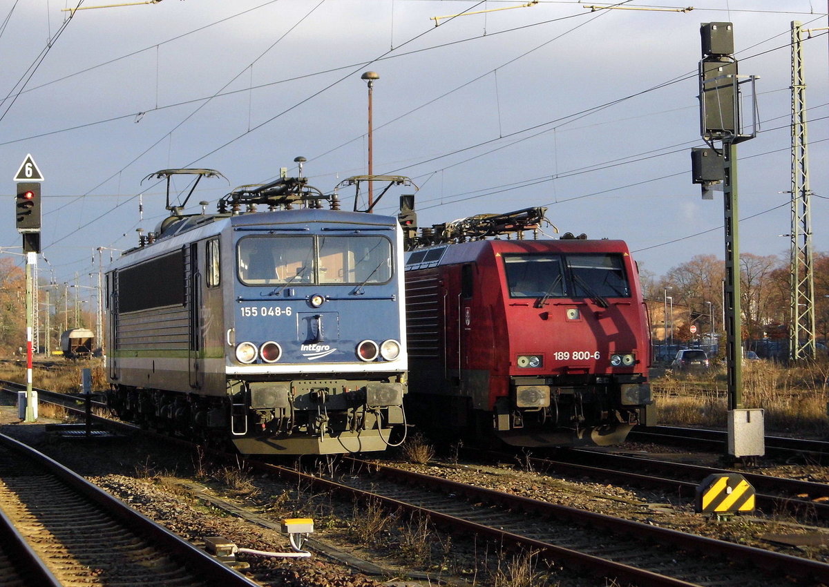Am 19.12.2016 standen die 155 048-6 und die 189 800-6 in Stendal .